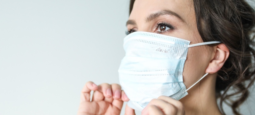 mujer con mascarilla