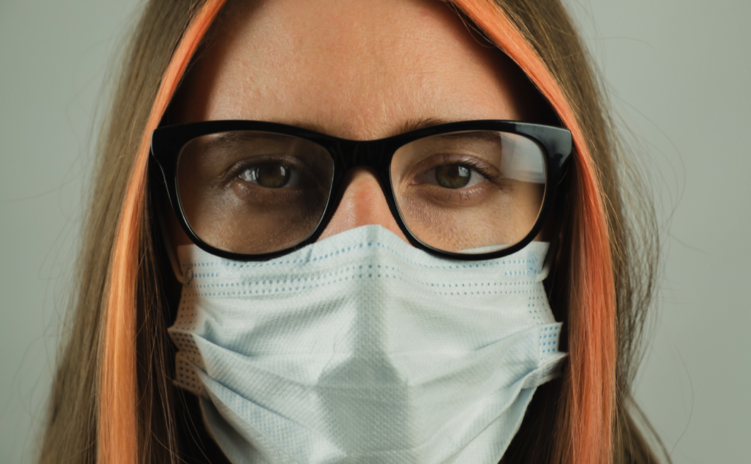 mujer embarazada con una mascarilla facial