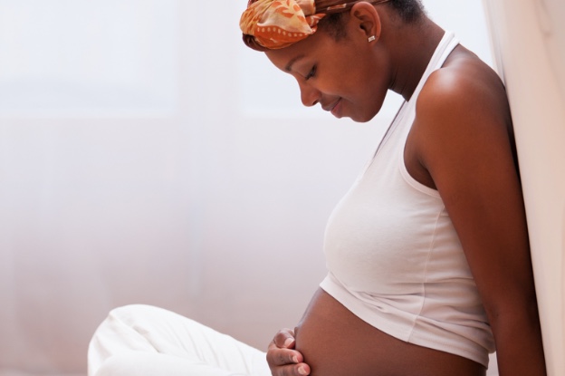 mujer de piel oscura embarazada